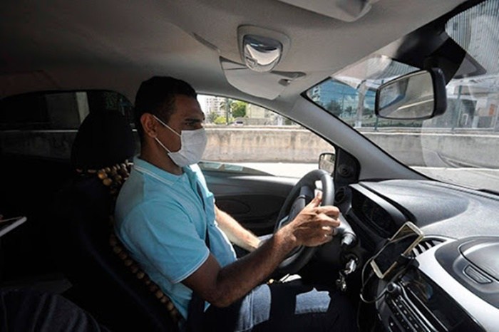 motorista uber com máscara