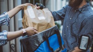 Entregadores de encomendas com aplicativos